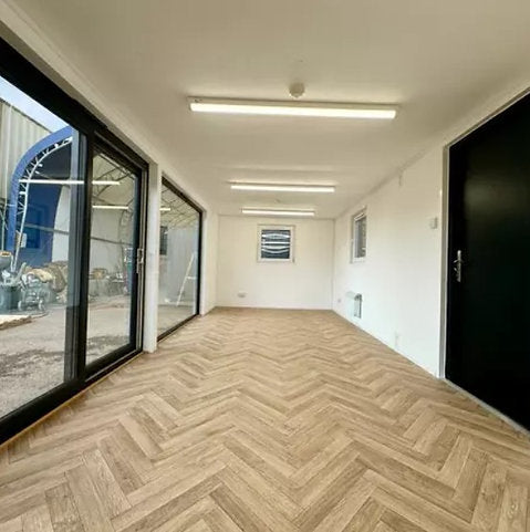 Modularer Container 32 x 10 ft – Büro/Kantine mit Panoramafenstern