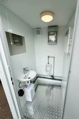 Doppel-Sanitärcontainer 2,4 x 1,5 m – WC + Urinal getrennt